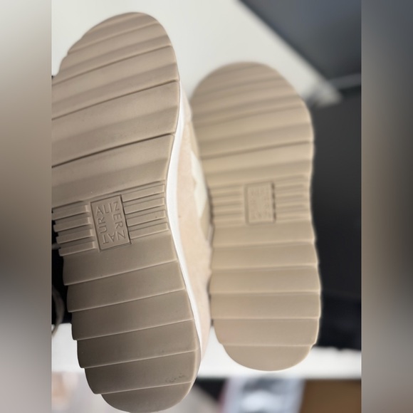 NIB- women’s Naturalizer Beige Sneakers - Picture 5 of 8